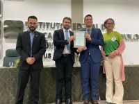 Diretor_recebe_termo_de_posse_com_Reitor_e_Pró-Reitor_da_Unir