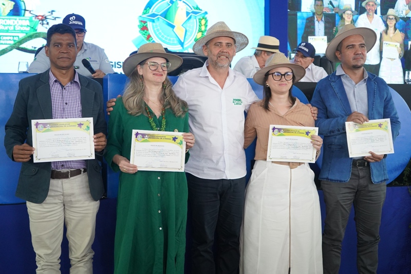 Moção de aplausos Fernando Ferreira Pinheiro Letícia carvalho Pivetta Walter Ferreira Siqueira Andreia Mendonça santos