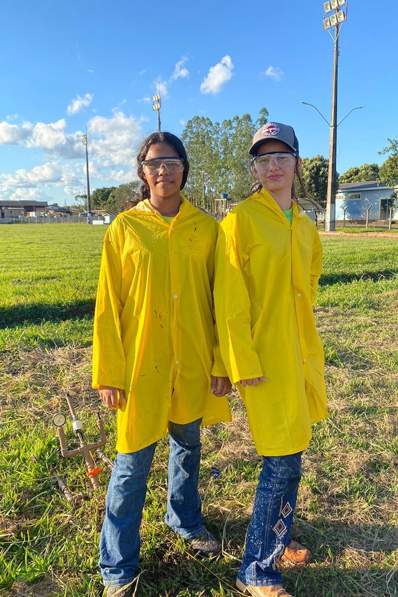 Lançamento de foguetes de garrafa PET une ciência e diversão para estudantes do Programa PartiuIF em Colorado do Oeste
