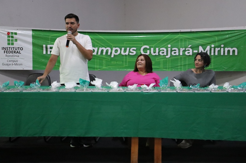 Acadêmicos do Campus Guajará-Mirim lançam obra coletiva sobre gêneros textuais em noite de celebração literária e acadêmica