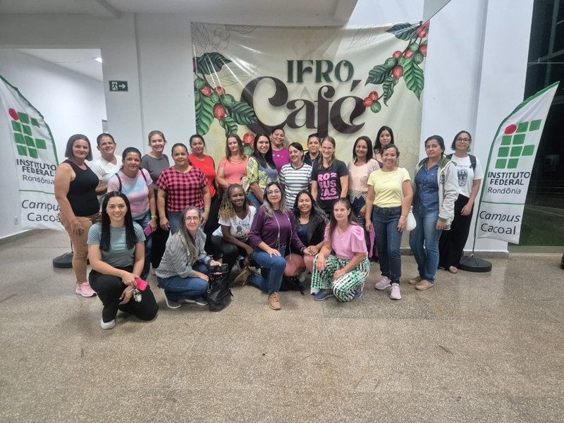 Turma durante aula prática no Campus Cacoal