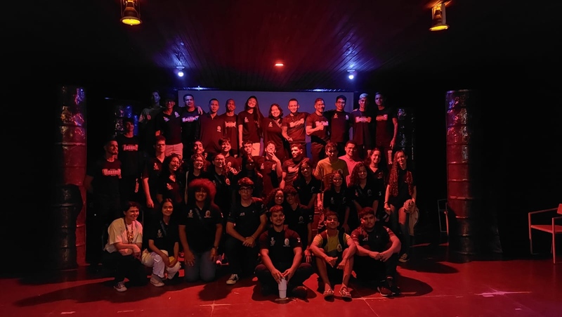 Estudantes do IFRO prestigiam espetáculo teatral na ACUDA e refletem sobre reintegração social