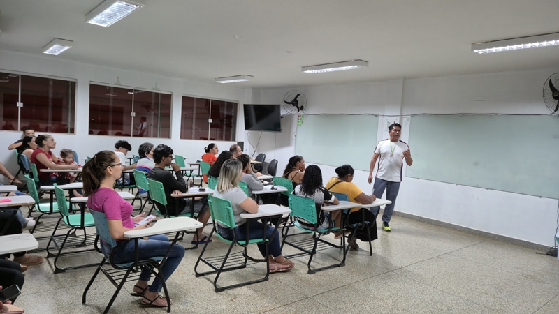 Campus Guajará-Mirim realiza reunião com pais de alunos convocados para a fase estadual do Joer 2025
