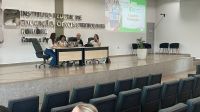 Mesa_redonda_discutindo_IA_na_educação