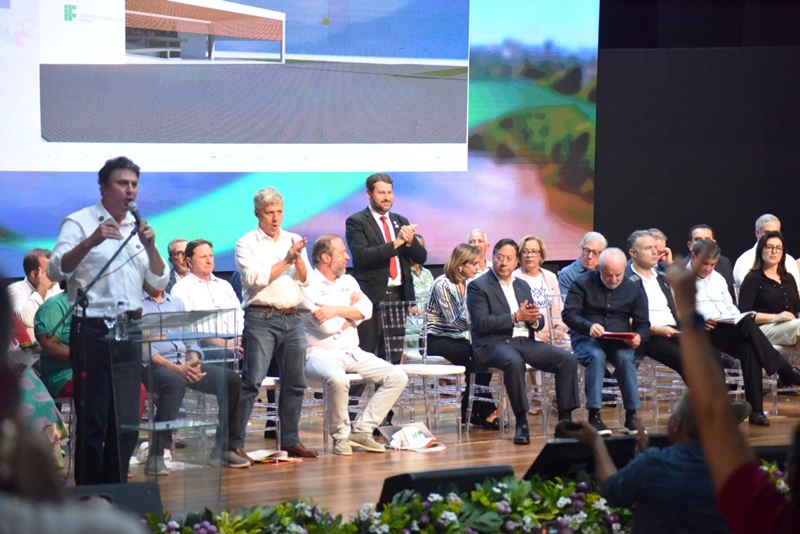 Comunidade acadêmica prestigia anúncio de investimentos do ...