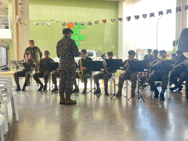 Banda de Música do Comando de Fronteira/6º BIS se apresenta durante Momento Cívico do Campus Guajará-Mirim