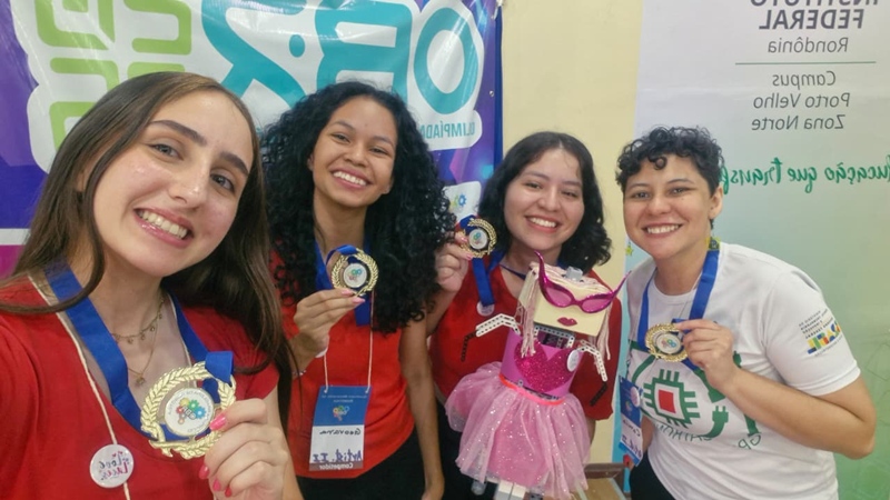 Suzana Geovana e Danielly com a professora Camila Serrão