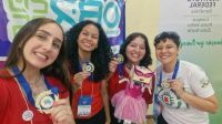 Suzana_-_Geovana_e_Danielly_com_a_professora_Camila_Serrão