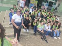 Os_alunos_e_a_professora_Telma_Cristina