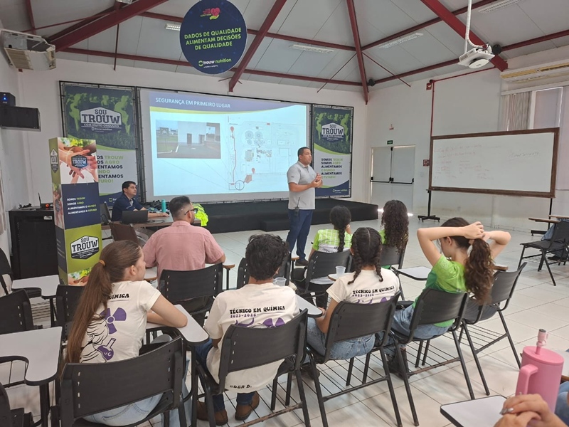 Estudantes realizam visita técnica à empresa Bigsal em Ji-Paraná