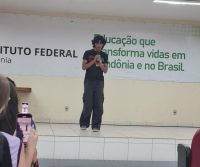 O_estudante_Juan_Luigue_declamando_sua_poesia