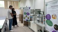 Acadêmica_de_Engenharia_Química_explica_funcionamento_de_equipamento