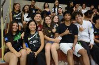 Estudantes_na_abertura_dos_jogos_e_o_atleta_Yan_de_agasalho_branco Estudantes_na_abertura_dos_jogos_e_o_atleta_Yan_de_agasalho_branco