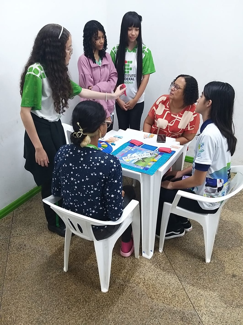 Estudantes do Zona Norte participam pela primeira vez da SNCT com jogos educativos sobre Arquitetura de Computadores