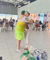 A_felicidade_de_ganhar_chocolate_e_o_abraço_do_chefe