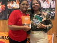 Professora_Cledenice_com_o_Livro_Do_Mar_do_Caribe_à_Beira_do_Madeira