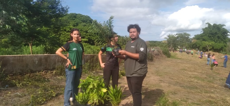Voluntários colaboraram com a ação de plantio