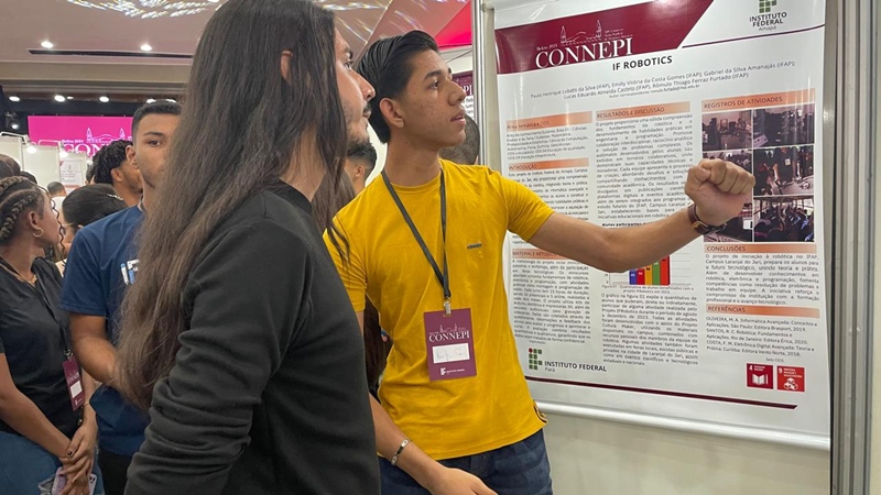 Paulo mAlves apresentando sua pesquisa no Connepi em Belém