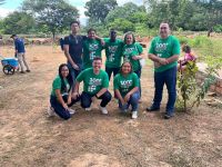 Com_a_equipe_da_CCom_e_Controle_Interno_do_Calama_durante_plantio_de_árvores