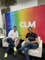 Com_o_coordenador_de_Comunicação_Vitor_Viana_que_coordenou_seu_estágio_na_CCom