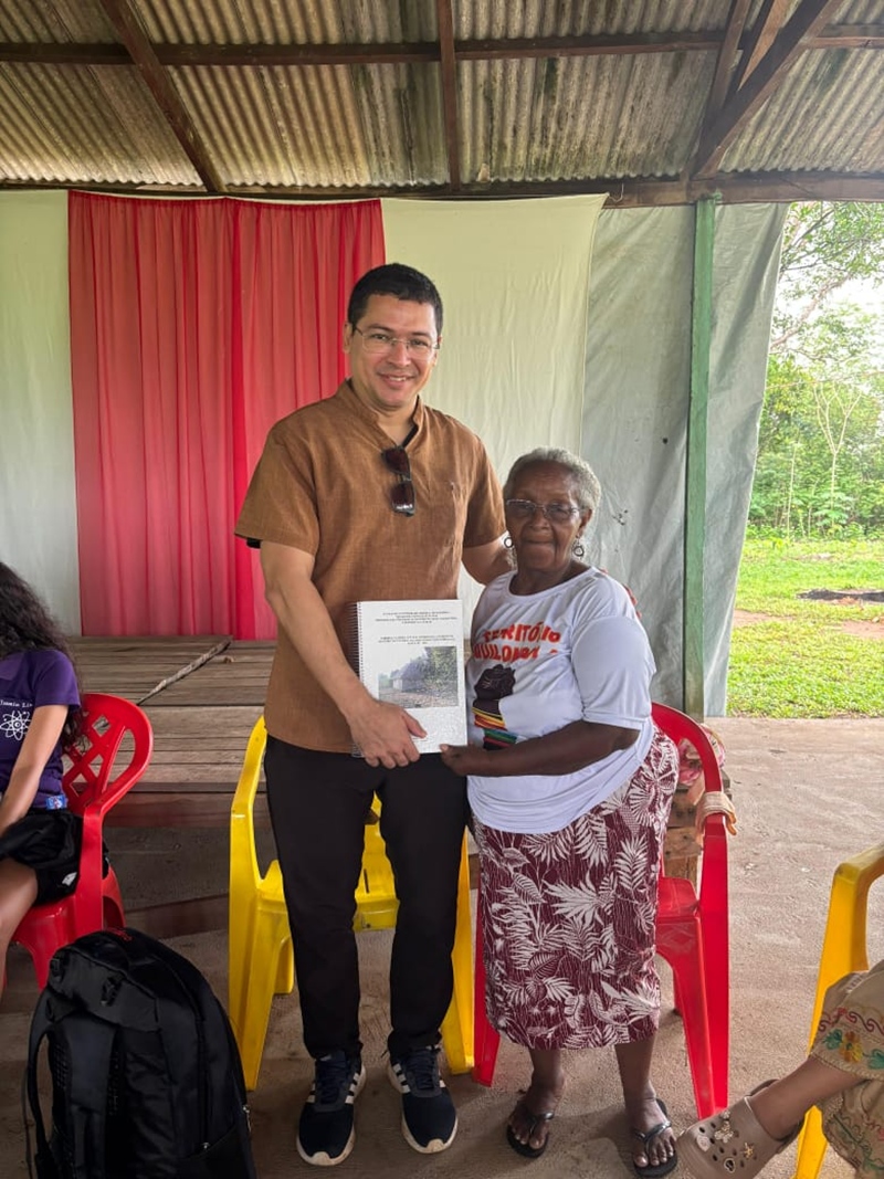 Professor Cassio presenteia dissertação à líder comunitária dona Mafalda