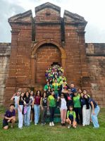 Os_estudantes_em_frente_ao_Forte