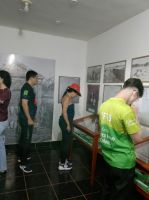 Pro9fessores_examinam_registros_encontrados_na_região