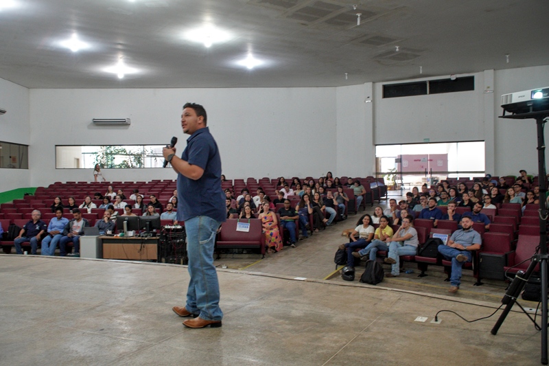 Acadêmico de Veterinária do Campus Colorado realiza primeira defesa de TCC do curso