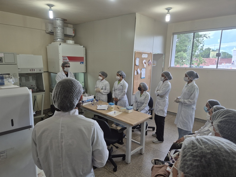Estudantes de Biotecnologia realizam visita técnica a laboratórios da UNIR em Porto Velho