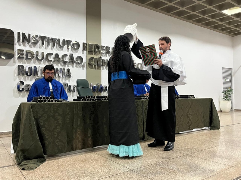 Reitor confere grau à formanda