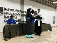 Reitor_confere_grau_à_formanda