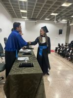 Formanda_recebe_o_certificado_1