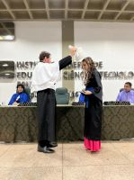 Formanda_recebe_grau_do_Reitor