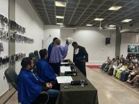 Reitora_confere_grau_a_estudante