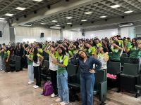 Alunos_em_exercício_de_alongamento