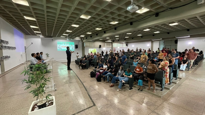 Reitor Moisés José Rosa fala aos estudantes e familiares