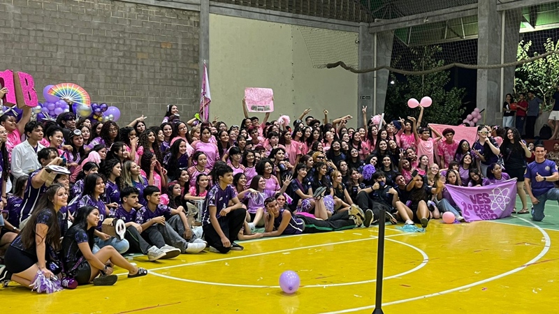 As equipes na quadra na abertura do Jics