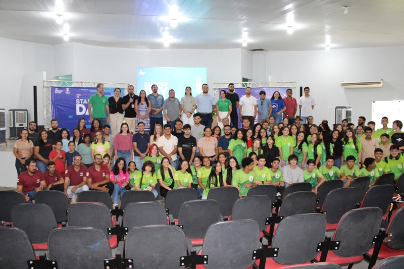 Foto com estudantes professores e palestrantes