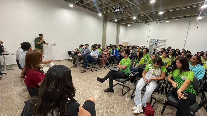 O aluno Gabriel Magalhães declama poema sobre a inclusão