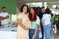 Foto_3_-_Palestrante_Josiane_e_estudante_Elloa