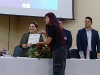 Aluna_recebe_certificado_da_ministra_Márcia_Hekeba