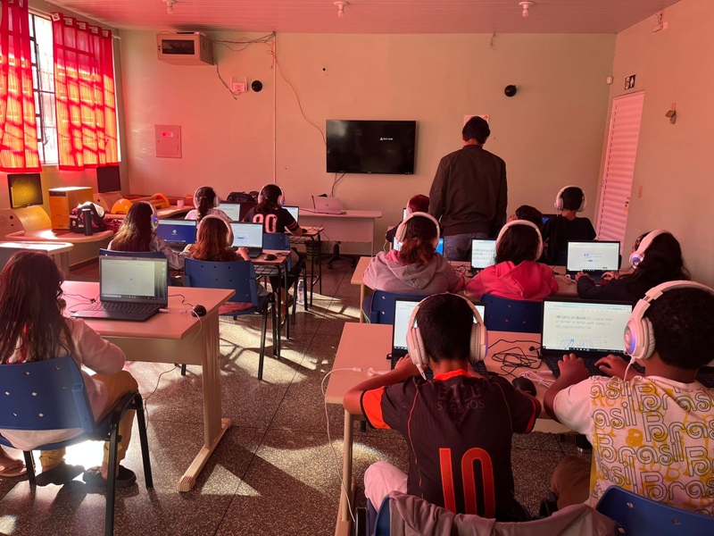 Projeto Informática Básica nas escolas atende alunos em Vilhena