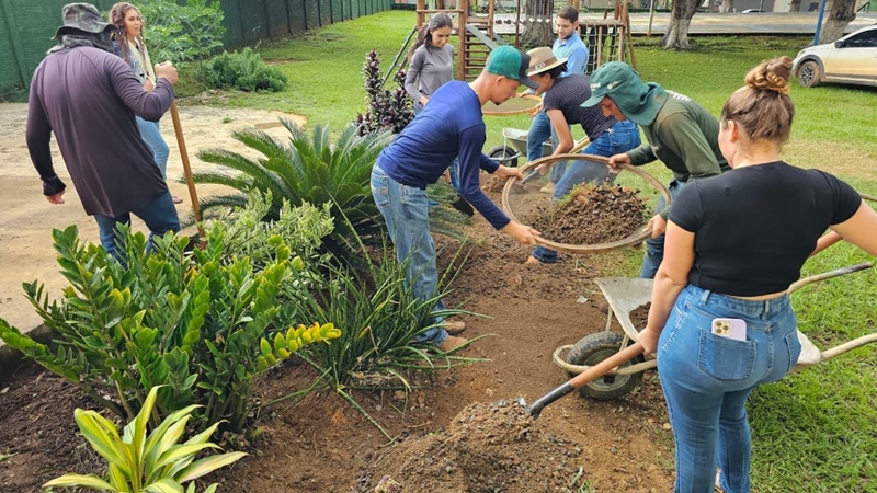Estudantes de Agronomia do Campus Ariquemes revitalizam espaço da Escola Para Vida com projeto de Paisagismo e Jardinagem